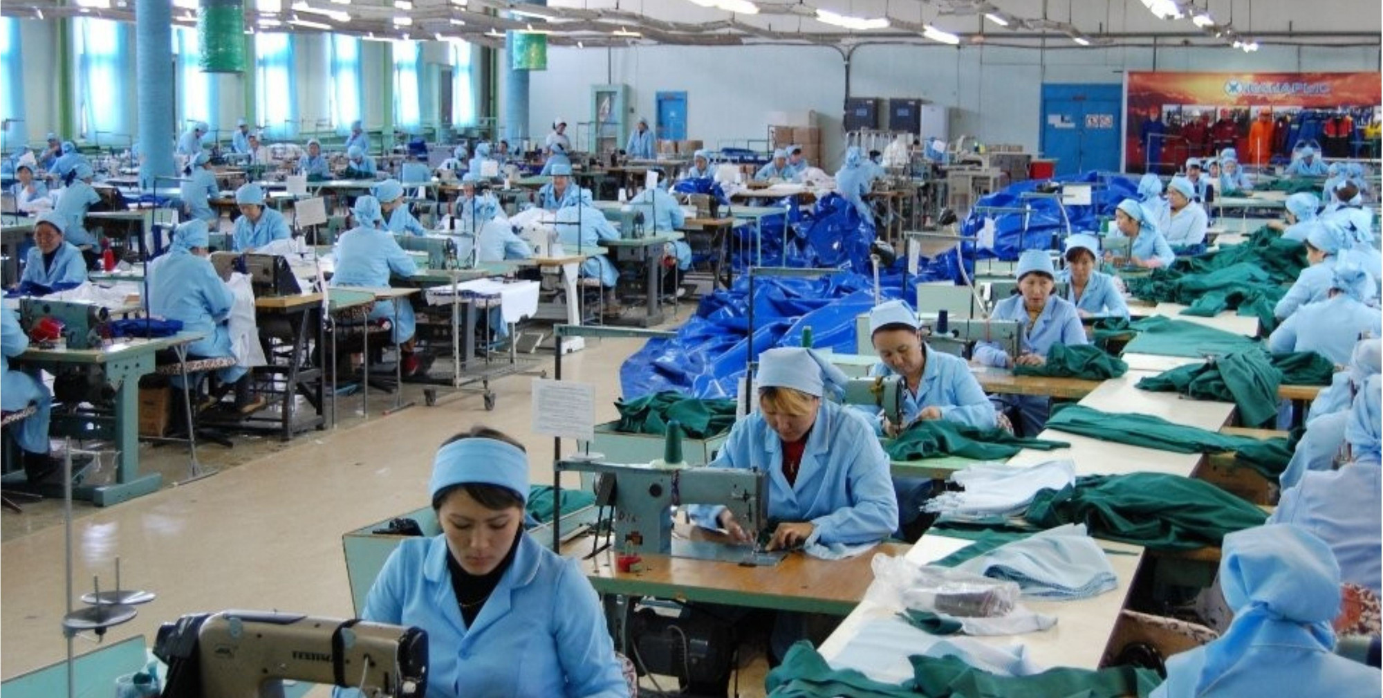 Фабрика киргизия одежда. Швейный цех. Современный Швейный цех. Фабрики легкой промышленности. Фабрика одежды.